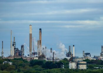 Oil Prices Seen Rising to Start the Week as Iran War Risks Keep Energy Markets on Edge